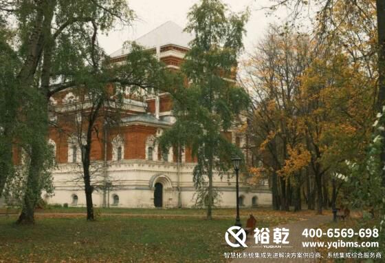 　　樓宇自控系統(tǒng)是指利用自動(dòng)控制技術(shù)、信息技術(shù)等高新技術(shù)完成對(duì)建筑物能耗控制、安全監(jiān)控、效率提升等多個(gè)方面的全方位監(jiān)測(cè)與控制，從而實(shí)現(xiàn)更智能化、更環(huán)保的管理。與傳統(tǒng)的建筑物管理相比，樓宇自控系統(tǒng)可以提高能源利用效率、減少人工管理成本，具有廣泛的應(yīng)用前景。  　　一、樓宇自控系統(tǒng)的基本架構(gòu)  　　樓宇自控系統(tǒng)主要由三個(gè)部分組成：傳感器、控制器、執(zhí)行器。其中，傳感器負(fù)責(zé)采集樓內(nèi)各類(lèi)信息，如環(huán)境溫度、濕度、光照強(qiáng)度、CO2濃度等;控制器對(duì)采集到的信息進(jìn)行處理并發(fā)出控制指令;執(zhí)行器則根據(jù)指令執(zhí)行相關(guān)操作，如控制燈光、空調(diào)、風(fēng)機(jī)等。  　　二、樓宇自控系統(tǒng)的應(yīng)用范圍  　　樓宇自控系統(tǒng)廣泛應(yīng)用于商業(yè)大廈、醫(yī)院、酒店、工業(yè)廠房等多個(gè)場(chǎng)景。在商業(yè)大廈中，它幫助管理員實(shí)現(xiàn)對(duì)空調(diào)、照明等設(shè)備的集中控制，提高辦公環(huán)境的舒適度，同時(shí)幫助降低能源消耗，降低企業(yè)運(yùn)營(yíng)成本。在醫(yī)院中，樓宇自控系統(tǒng)可以對(duì)空氣質(zhì)量進(jìn)行實(shí)時(shí)監(jiān)測(cè)，保障病人安全。在酒店中，它可以根據(jù)客人房間使用情況自動(dòng)調(diào)節(jié)溫度，提高客人體驗(yàn)。在工業(yè)廠房中，樓宇自控系統(tǒng)可以監(jiān)測(cè)生產(chǎn)環(huán)境中的聲、光、溫度等參數(shù)，從而保證自動(dòng)化控制的工藝流程達(dá)到最佳狀態(tài)，提高工業(yè)生產(chǎn)效率。  　　三、樓宇自控系統(tǒng)的發(fā)展前景  　　隨著人們對(duì)建筑舒適度和節(jié)能環(huán)保的需求不斷提高，樓宇自控系統(tǒng)的市場(chǎng)需求也在不斷擴(kuò)大。預(yù)計(jì)到2025年，全球樓宇自控系統(tǒng)市場(chǎng)規(guī)模將達(dá)到250億美元。同時(shí)，隨著技術(shù)的不斷升級(jí)，樓宇自控系統(tǒng)將被應(yīng)用于更加智慧化、自主化的建筑物，這將進(jìn)一步推動(dòng)樓宇智能化的發(fā)展。  　　以上就是關(guān)于樓宇自控系統(tǒng)的一些基本情況，相信讀完本文，大家對(duì)樓宇自控系統(tǒng)的工作原理及應(yīng)用有了一定的了解。隨著技術(shù)的不斷進(jìn)步，樓宇自控系統(tǒng)的應(yīng)用前景將會(huì)越來(lái)越廣闊。