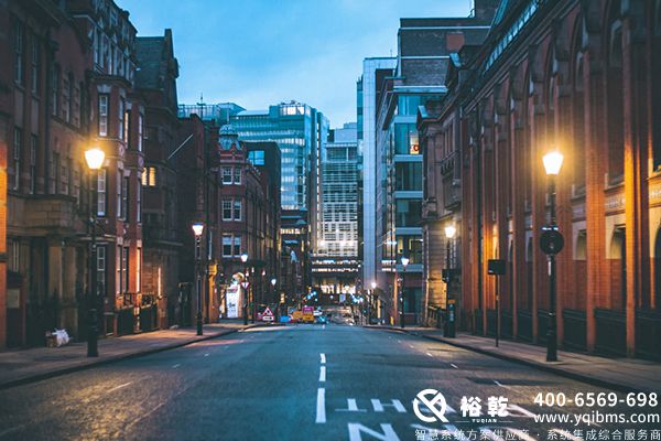 　　隨著城市化進(jìn)程的加快，樓宇管理逐漸成為現(xiàn)代城市的重要組成部分。樓宇智能管理系統(tǒng)(Integrated Building Management System，簡稱IBMS)應(yīng)運(yùn)而生，成為解決樓宇運(yùn)營管理效率、降低能耗、提升居住與工作環(huán)境的重要工具。本文將詳細(xì)探討樓宇I(lǐng)BMS系統(tǒng)的組成、功能、優(yōu)勢以及未來的發(fā)展趨勢。  　　一、什么是樓宇I(lǐng)BMS系統(tǒng)?  　　樓宇I(lǐng)BMS系統(tǒng)是一種集成的管理平臺，通過物聯(lián)網(wǎng)(IoT)、大數(shù)據(jù)、云計(jì)算等新興技術(shù)，將建筑內(nèi)各種設(shè)備與系統(tǒng)(如空調(diào)、照明、安防、消防、能耗管理等)有效整合，實(shí)現(xiàn)集中監(jiān)控與管理。其目的是提升建筑的運(yùn)營效率、降低能耗、保障居住者的安全，創(chuàng)造更加舒適的環(huán)境。  　　二、樓宇I(lǐng)BMS系統(tǒng)的核心組成  　　1. 監(jiān)控系統(tǒng)：樓宇I(lǐng)BMS系統(tǒng)能夠?qū)崟r(shí)監(jiān)控建筑內(nèi)各類設(shè)備的運(yùn)行狀況，如空調(diào)系統(tǒng)的溫度、濕度水平，照明系統(tǒng)的電源狀態(tài)等。這些數(shù)據(jù)可以通過可視化界面直觀展現(xiàn)，便于運(yùn)維人員快速做出響應(yīng)。  　　2. 能源管理系統(tǒng)：通過對建筑內(nèi)能耗的實(shí)時(shí)跟蹤，實(shí)現(xiàn)能耗數(shù)據(jù)的分析與優(yōu)化，幫助管理者制定更為科學(xué)的能耗策略，降低運(yùn)營成本。  　　3. 安全與安防系統(tǒng)：集成視頻監(jiān)控、門禁控制、報(bào)警系統(tǒng)等，以確保建筑內(nèi)人員及財(cái)產(chǎn)的安全。這一模塊能夠?qū)崟r(shí)識別異常情況，并立即通知相關(guān)人員或部門采取措施。  　　4. 建筑自動化系統(tǒng)：樓宇I(lǐng)BMS系統(tǒng)利用傳感器和控制器實(shí)現(xiàn)對建筑內(nèi)部環(huán)境(如溫度、濕度、光照等)的自動調(diào)節(jié)，提升居住舒適度。  　　5. 通訊與網(wǎng)絡(luò)系統(tǒng)：為了保障各個(gè)系統(tǒng)的高效協(xié)作，樓宇I(lǐng)BMS系統(tǒng)還需要強(qiáng)大的通訊與網(wǎng)絡(luò)基礎(chǔ)設(shè)施支持。這包括有線網(wǎng)絡(luò)、無線網(wǎng)絡(luò)和云計(jì)算平臺。  　　三、樓宇I(lǐng)BMS系統(tǒng)的功能與優(yōu)勢  　　1. 提升管理效率：樓宇I(lǐng)BMS系統(tǒng)可以將建筑內(nèi)各類設(shè)備的操作整合到一個(gè)平臺上，管理者通過該系統(tǒng)即可進(jìn)行智能控制，降低了人力成本，提升了工作效率。  　　2. 降低能耗：通過實(shí)時(shí)監(jiān)測與數(shù)據(jù)分析，IBMS系統(tǒng)能夠識別能耗異常，并及時(shí)進(jìn)行調(diào)整，幫助建筑降低能耗和運(yùn)營成本，實(shí)現(xiàn)綠色建筑目標(biāo)。  　　3. 改善居住體驗(yàn)：樓宇I(lǐng)BMS系統(tǒng)可以根據(jù)使用者的需求自動調(diào)節(jié)室內(nèi)環(huán)境，如調(diào)節(jié)空調(diào)的溫度與濕度、照明的亮度等，確保員工在舒適的環(huán)境中工作，提高工作效率。  　　4. 提高安全性：集成的安防系統(tǒng)能夠?qū)崟r(shí)監(jiān)測潛在風(fēng)險(xiǎn)，并及時(shí)發(fā)出預(yù)警，保障建筑及其使用者的安全。尤其在火災(zāi)、入侵等突發(fā)事件中，IBMS系統(tǒng)能迅速響應(yīng)，最大限度地減少損失。  　　5. 可擴(kuò)展性與靈活性：樓宇I(lǐng)BMS系統(tǒng)具有良好的可擴(kuò)展性，能夠根據(jù)建筑的不同需求，靈活添加或調(diào)整模塊，確保系統(tǒng)始終適應(yīng)建筑的運(yùn)營變化。  　　四、樓宇I(lǐng)BMS系統(tǒng)的應(yīng)用場景  　　1. 商業(yè)辦公樓：在大型商業(yè)辦公樓中，樓宇I(lǐng)BMS系統(tǒng)能夠?qū)崟r(shí)監(jiān)控各項(xiàng)運(yùn)營數(shù)據(jù)，幫助管理者進(jìn)行有效的資產(chǎn)管理和空間利用，提升辦公環(huán)境的舒適度和安全性。  　　2. 酒店與會展中心：在酒店及會展中心，IBMS系統(tǒng)可通過智能化管理提升客戶體驗(yàn)，如智能燈光控制、溫度調(diào)節(jié)等，提升客滿時(shí)的運(yùn)營效率。  　　3. 醫(yī)療機(jī)構(gòu)：醫(yī)院等醫(yī)療機(jī)構(gòu)對于環(huán)境的要求極高，樓宇I(lǐng)BMS系統(tǒng)可以保證醫(yī)院內(nèi)部空氣質(zhì)量、溫濕度維持在最佳狀態(tài)，保障患者與醫(yī)務(wù)人員的安全與舒適。  　　4. 工業(yè)廠房：在工業(yè)企業(yè)中，IBMS系統(tǒng)可以有效監(jiān)控和管理設(shè)備的運(yùn)行狀態(tài)，降低設(shè)備故障率，同時(shí)優(yōu)化能耗管理，提高生產(chǎn)效率。  　　五、樓宇I(lǐng)BMS系統(tǒng)的未來發(fā)展趨勢  　　1. 智能化水平提升：隨著人工智能及機(jī)器學(xué)習(xí)技術(shù)的發(fā)展，IBMS系統(tǒng)將變得更加智能，能夠根據(jù)歷史數(shù)據(jù)和實(shí)時(shí)監(jiān)測自動優(yōu)化建筑管理策略。  　　2. 云計(jì)算的廣泛應(yīng)用：未來的IBMS系統(tǒng)將更多地依賴云計(jì)算，通過云平臺實(shí)現(xiàn)數(shù)據(jù)的存儲、管理與分析，推動建筑管理的數(shù)字化轉(zhuǎn)型。  　　3. 物聯(lián)網(wǎng)技術(shù)的深度整合：IBMS系統(tǒng)將與物聯(lián)網(wǎng)設(shè)備深度融合，建立起更為廣泛的智能設(shè)備生態(tài)，實(shí)現(xiàn)建筑內(nèi)部的全面互聯(lián)與自動化管理。  　　4. 可持續(xù)發(fā)展的推動：環(huán)保與可持續(xù)發(fā)展將是未來IBMS系統(tǒng)發(fā)展的重要方向，樓宇I(lǐng)BMS系統(tǒng)通過實(shí)時(shí)監(jiān)測與數(shù)據(jù)分析，幫助建筑達(dá)到更低的碳排放標(biāo)準(zhǔn)，實(shí)現(xiàn)可持續(xù)運(yùn)營。  　　5. 用戶體驗(yàn)至上的設(shè)計(jì)：未來的IBMS系統(tǒng)將更加注重用戶體驗(yàn)，通過更為簡潔的界面、更流暢的操作流程保障用戶的便捷性，提升用戶對系統(tǒng)的認(rèn)可度。  　　結(jié)論  　　樓宇I(lǐng)BMS系統(tǒng)作為現(xiàn)代建筑管理的重要工具，憑借其強(qiáng)大的集成能力和智能化管理，為建筑的高效運(yùn)營、節(jié)能降耗及安全保障提供了有力支持。隨著技術(shù)的不斷進(jìn)步和發(fā)展，IBMS系統(tǒng)的應(yīng)用前景將更加廣闊，必將引領(lǐng)未來建筑管理方式的變革。